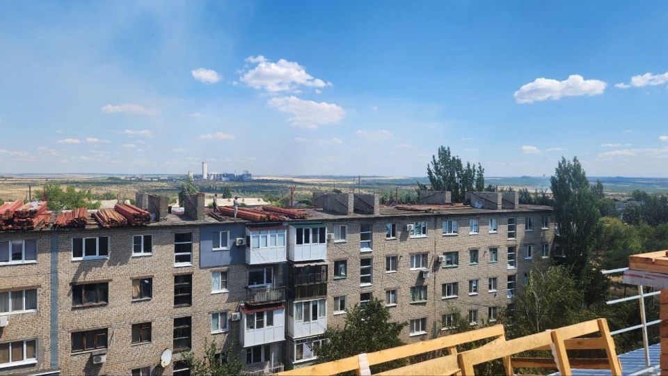 Подрядная организация из Владимирской области продолжает ремонт ветхих крыш в Кировском Подрядная организация из Владимирской области продолжает ремонт ветхих крыш в Кировском