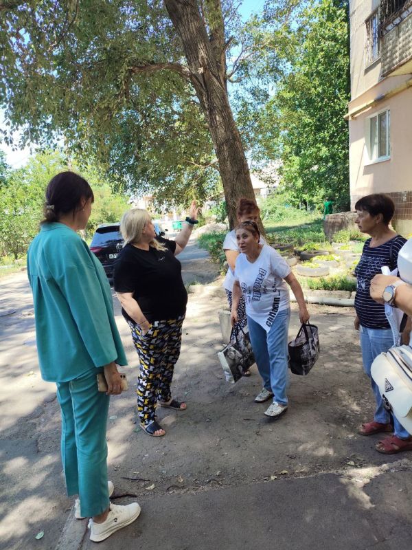 Василий Ткачук: Сегодня, 31 июля, по поручению Главы ДНР Дениса Пушилина, Руководитель Управы Калининского внутригородского района Администрации городского округа Донецк Елена Синецкая провела встречу с жителями района на... Василий Ткачук: Сегодня, 31 июля, по поручению Главы ДНР Дениса Пушилина, Руководитель Управы Калининского внутригородского района Администрации городского округа Донецк Елена Синецкая провела встречу с жителями района на...