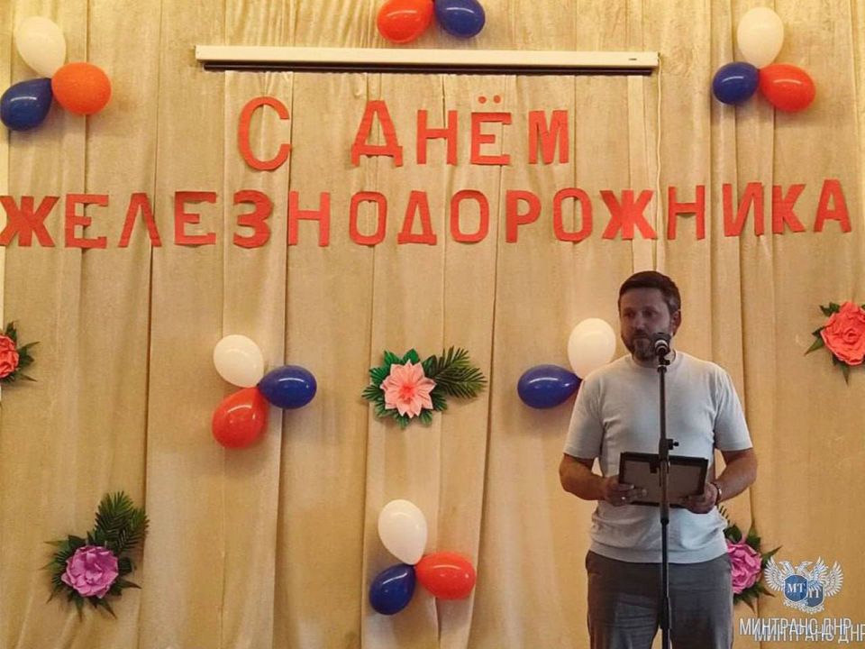 В преддверии Дня железнодорожника специалисты Минтранса ДНР поздравили работников железнодорожной отрасли в Дебальцево и Иловайске В преддверии Дня железнодорожника специалисты Минтранса ДНР поздравили работников железнодорожной отрасли в Дебальцево и Иловайске