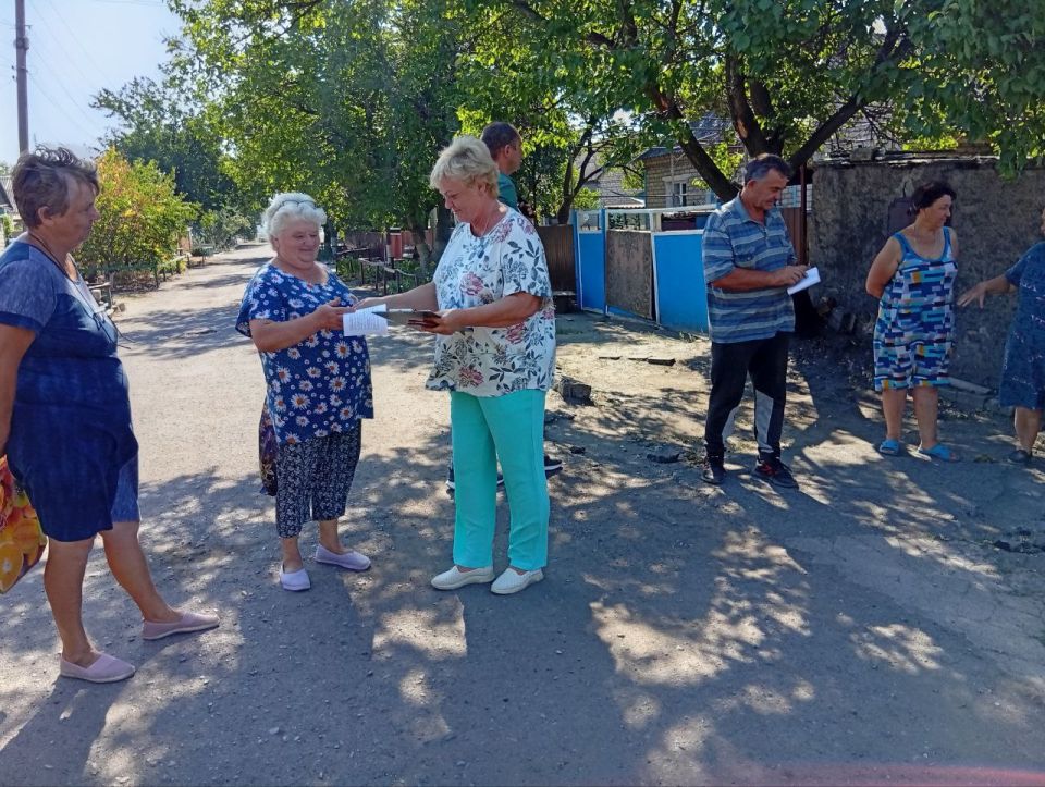 30 июля Врио начальника Новокатериновского территориального отдела Светлана Рябцева провела встречу с жителями села Новокатериновка 30 июля Врио начальника Новокатериновского территориального отдела Светлана Рябцева провела встречу с жителями села Новокатериновка