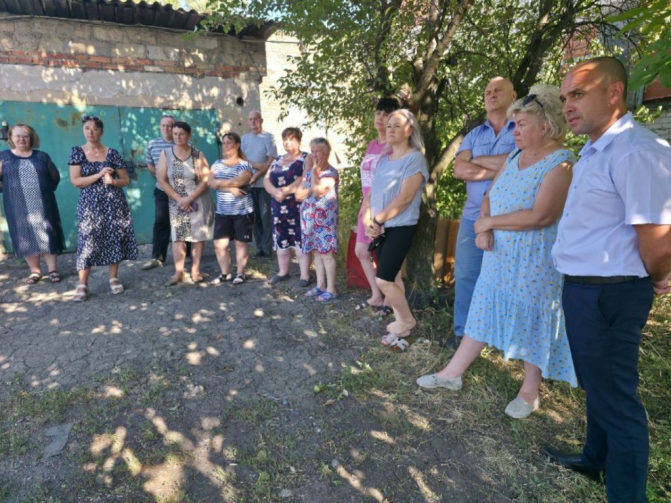 Сегодня, 31 июля, Артем Чесноков, Врип Главы муниципального образования городской округ Торез провел встречу с населением по адресу: ул. Кировоградская, дом 1 Сегодня, 31 июля, Артем Чесноков, Врип Главы муниципального образования городской округ Торез провел встречу с населением по адресу: ул. Кировоградская, дом 1