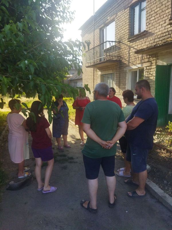 Депутат Тельмановского муниципального совета Вагнер Мария провела встречу с жителями многоквартирного дома в селе Новоселовка Депутат Тельмановского муниципального совета Вагнер Мария провела встречу с жителями многоквартирного дома в селе Новоселовка