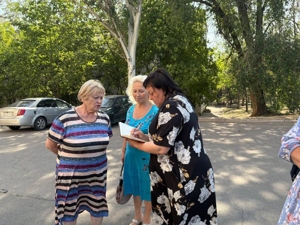 По поручению Главы ДНР Дениса Пушилина 31.07.2025 по адресу: г. Донецк, ул. Куйбышева, д. 6 состоялась встреча с жителями, на которой присутствовала управляющий делами Управы Ленинского внутригородского района Ольга Зайцева По поручению Главы ДНР Дениса Пушилина 31.07.2025 по адресу: г. Донецк, ул. Куйбышева, д. 6 состоялась встреча с жителями, на которой присутствовала управляющий делами Управы Ленинского внутригородского района Ольга Зайцева