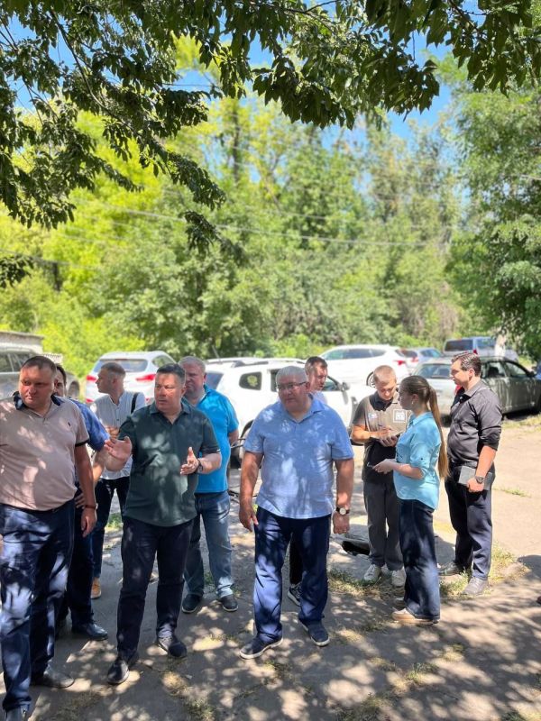 От планов к действиям: депутаты МП совместно с Председателем Народного Совета Константином Кузьминым и старшими коллегами выехали на сход граждан в поселке Лидиевка Кировского района Донецка От планов к действиям: депутаты МП совместно с Председателем Народного Совета Константином Кузьминым и старшими коллегами выехали на сход граждан в поселке Лидиевка Кировского района Донецка