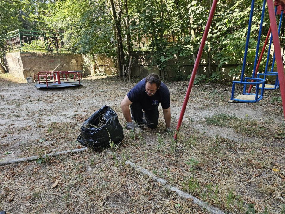 Сегодня в рамках партийного проекта Единой России «Городская среда» в Ворошиловском районе прошла экологическая акция «Чистый четверг» Сегодня в рамках партийного проекта Единой России «Городская среда» в Ворошиловском районе прошла экологическая акция «Чистый четверг»