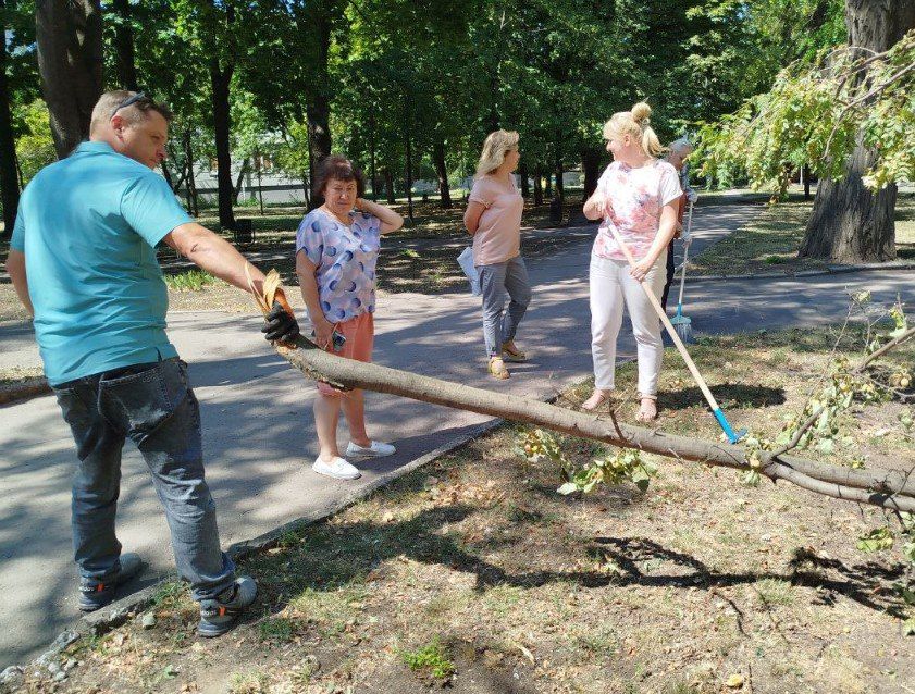 Валентин Левченко: В рамках акции "Чистый четверг" партийного проекта "Городская среда", сотрудники Управы продолжают помогать коммунальным службам и наводить порядок на общественных территориях Валентин Левченко: В рамках акции "Чистый четверг" партийного проекта "Городская среда", сотрудники Управы продолжают помогать коммунальным службам и наводить порядок на общественных территориях