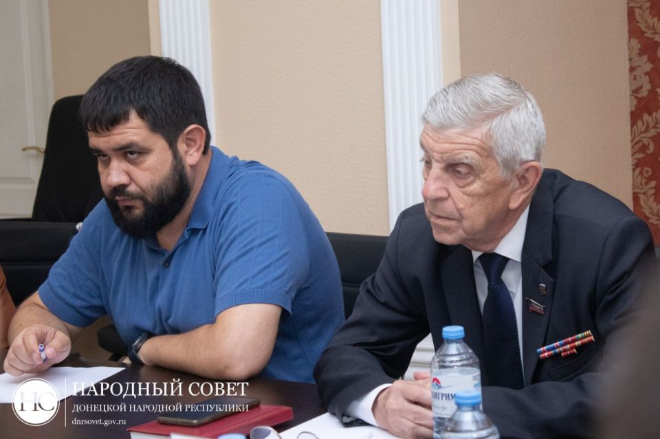 Константин Кузьмин: Сегодня на расширенном заседании Комитета Народного Совета по вопросам агропромышленного комплекса, земельных отношений обсудили один из вопросов, который постоянно звучит на сходах граждан: кронирование... Константин Кузьмин: Сегодня на расширенном заседании Комитета Народного Совета по вопросам агропромышленного комплекса, земельных отношений обсудили один из вопросов, который постоянно звучит на сходах граждан: кронирование...