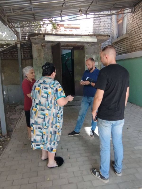 Продолжаются сходы с жителями Ленинского района города Донецка Продолжаются сходы с жителями Ленинского района города Донецка