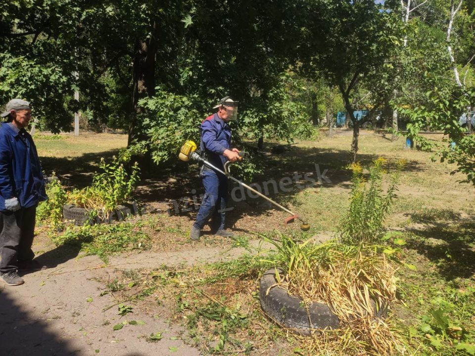 По поручению Главы ДНР в Кировском районе Донецка проводятся работы по благоустройству центральной аллеи поселка шахты им. Абакумова По поручению Главы ДНР в Кировском районе Донецка проводятся работы по благоустройству центральной аллеи поселка шахты им. Абакумова