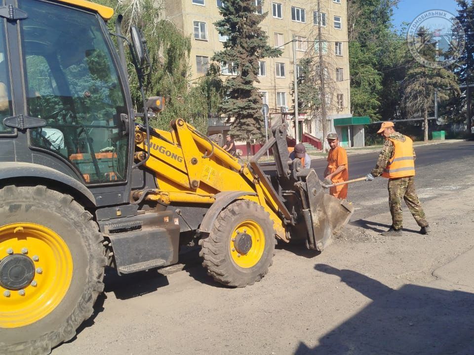 Продолжается восстановление улично-дорожной сети в Донецке и Макеевке Продолжается восстановление улично-дорожной сети в Донецке и Макеевке