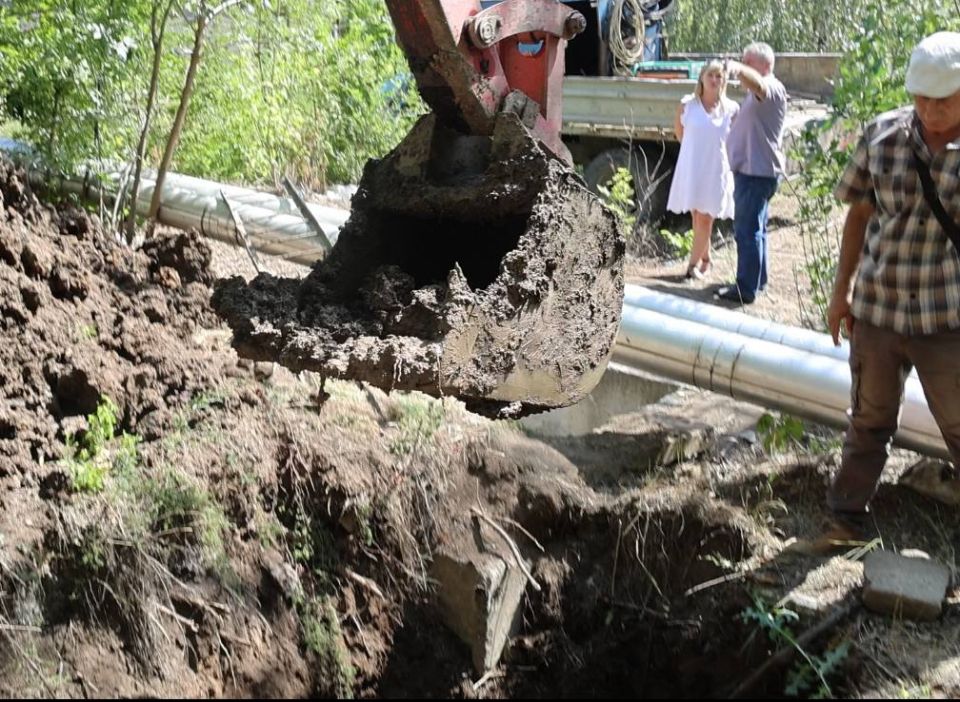 Секретарь Комитета по промышленности и торговле Сергей Дмитриев (фракция «Единая Россия») помог жителям поселка Старобешево устранить порыв воды Секретарь Комитета по промышленности и торговле Сергей Дмитриев (фракция «Единая Россия») помог жителям поселка Старобешево устранить порыв воды