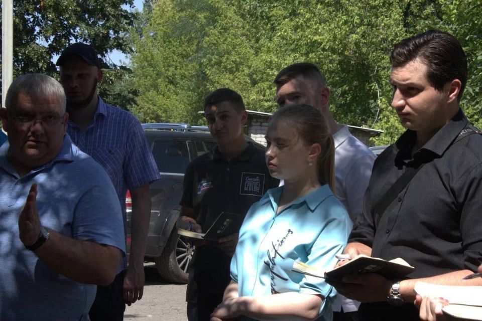 От планов к действиям: депутаты МП совместно с Председателем Народного Совета Константином Кузьминым и старшими коллегами выехали на сход граждан в поселке Лидиевка Кировского района Донецка От планов к действиям: депутаты МП совместно с Председателем Народного Совета Константином Кузьминым и старшими коллегами выехали на сход граждан в поселке Лидиевка Кировского района Донецка