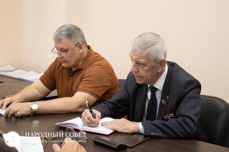 Парламентарии продолжают работать с обращениями граждан Парламентарии продолжают работать с обращениями граждан