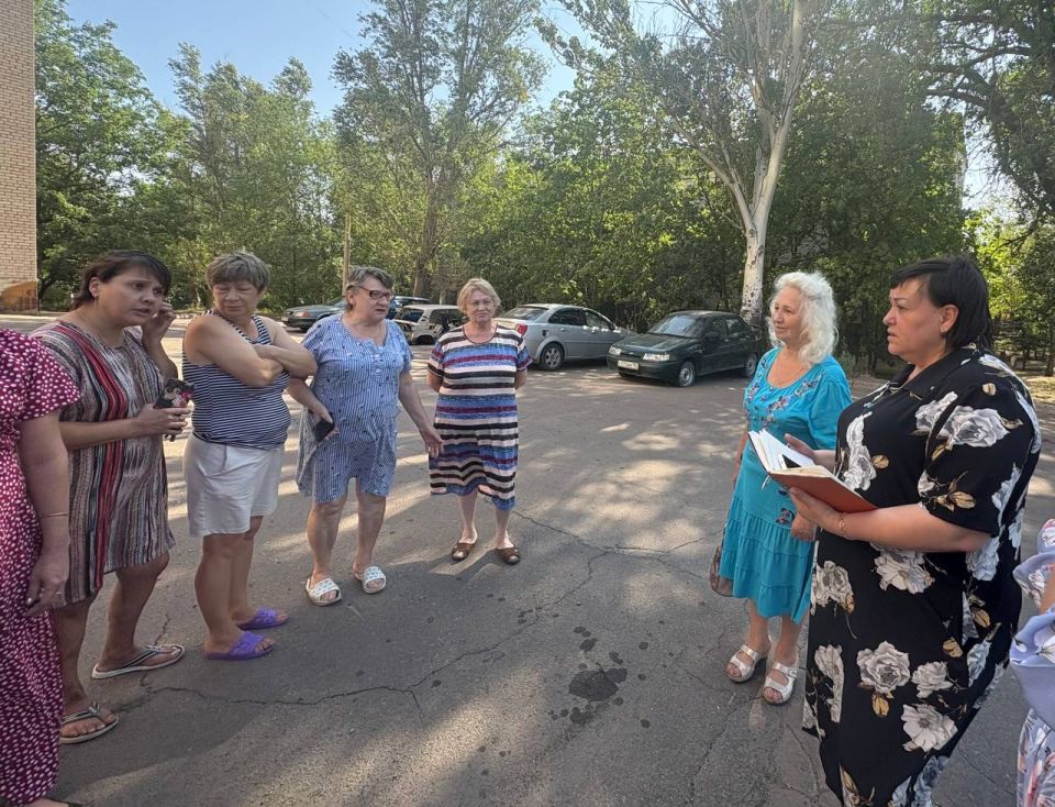 По поручению Главы ДНР Дениса Пушилина 31.07.2025 по адресу: г. Донецк, ул. Куйбышева, д. 6 состоялась встреча с жителями, на которой присутствовала управляющий делами Управы Ленинского внутригородского района Ольга Зайцева По поручению Главы ДНР Дениса Пушилина 31.07.2025 по адресу: г. Донецк, ул. Куйбышева, д. 6 состоялась встреча с жителями, на которой присутствовала управляющий делами Управы Ленинского внутригородского района Ольга Зайцева