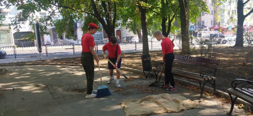 Сегодня 31.07.2025 юнармецы города Донецк приняли участие в общегородском субботнике в рамках акции «Чистый четверг» вместе с представителями городской власти и общественными организациями Сегодня 31.07.2025 юнармецы города Донецк приняли участие в общегородском субботнике в рамках акции «Чистый четверг» вместе с представителями городской власти и общественными организациями