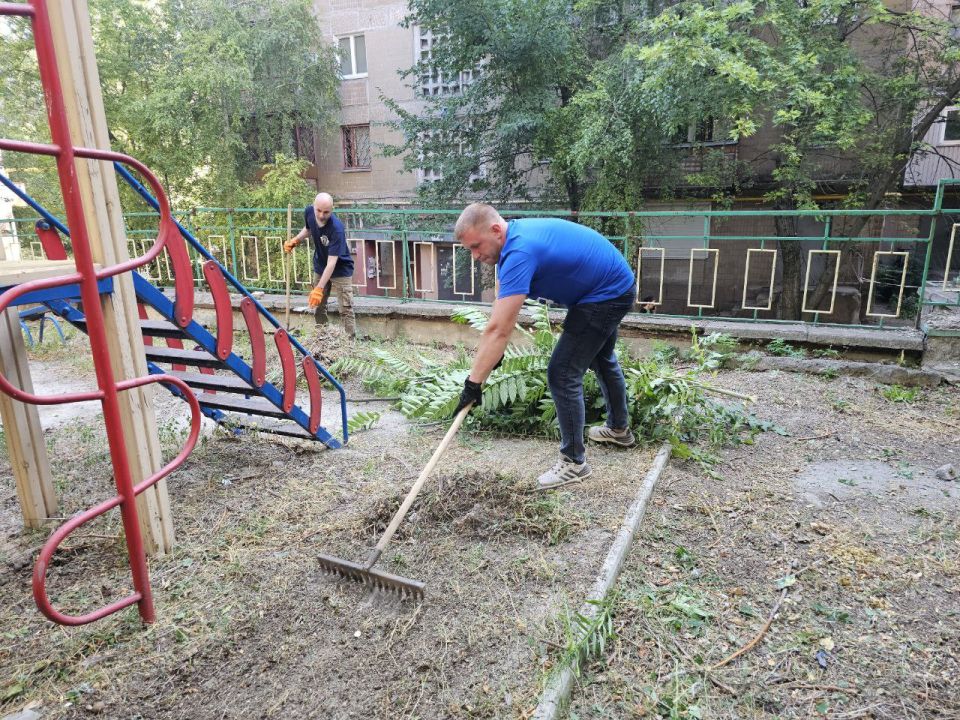 Сегодня в рамках партийного проекта Единой России «Городская среда» в Ворошиловском районе прошла экологическая акция «Чистый четверг» Сегодня в рамках партийного проекта Единой России «Городская среда» в Ворошиловском районе прошла экологическая акция «Чистый четверг»