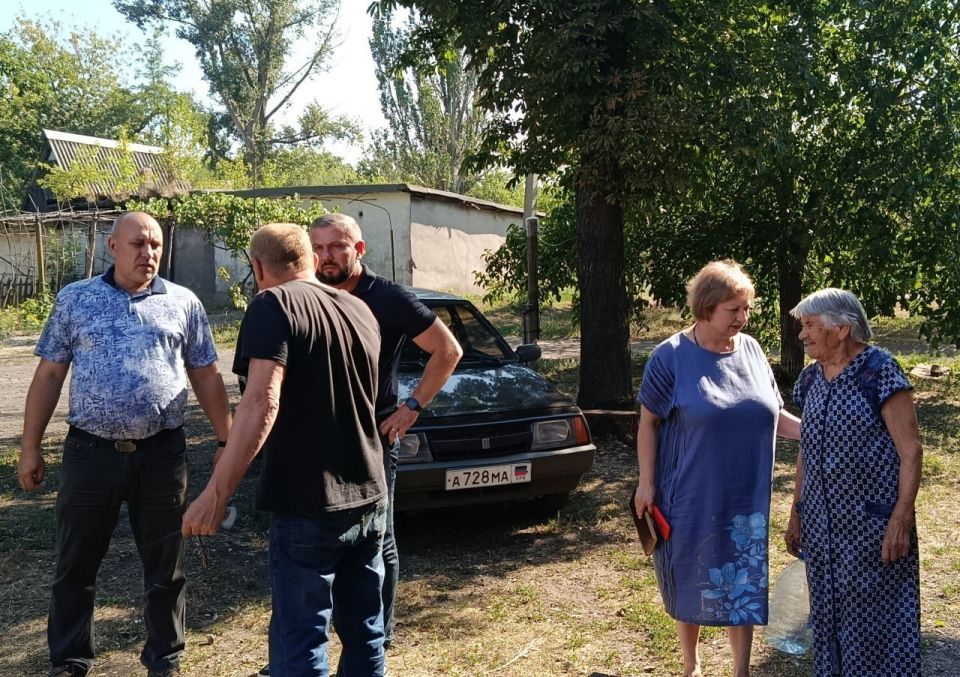 31 июля встречу с жителями провел спикер, индивидуальный предприниматель Алексей Боршош по адресам: жилой массив Ханженково-Северный возле ГБОУ «Средняя школа № 1 г.о. Макеевка», ул. XIII съезда ВЛКСМ, 18. Во встрече принял... 31 июля встречу с жителями провел спикер, индивидуальный предприниматель Алексей Боршош по адресам: жилой массив Ханженково-Северный возле ГБОУ «Средняя школа № 1 г.о. Макеевка», ул. XIII съезда ВЛКСМ, 18. Во встрече принял...