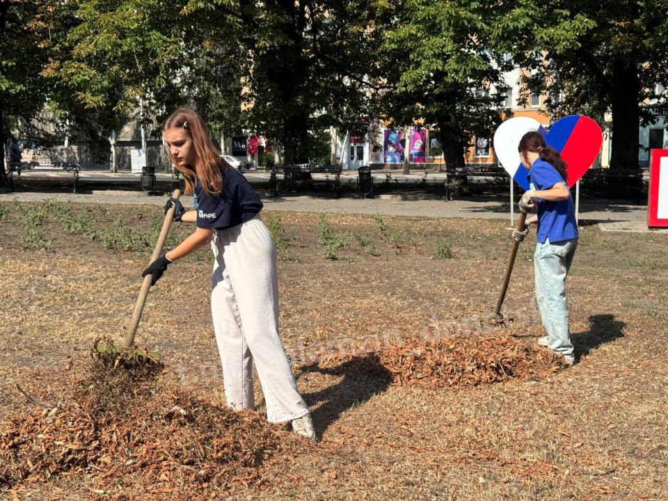 31 июля в сквере «Россия» города Донецка прошла акция «Чистый четверг» 31 июля в сквере «Россия» города Донецка прошла акция «Чистый четверг»