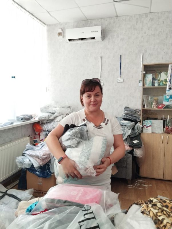 В Мангушском муниципальном округе активно продолжается раздача гуманитарной помощи в виде одежды и музыкальных колонок, предоставленной Союзом женщин ДНР и общественной организацией "Русский мир" В Мангушском муниципальном округе активно продолжается раздача гуманитарной помощи в виде одежды и музыкальных колонок, предоставленной Союзом женщин ДНР и общественной организацией "Русский мир"