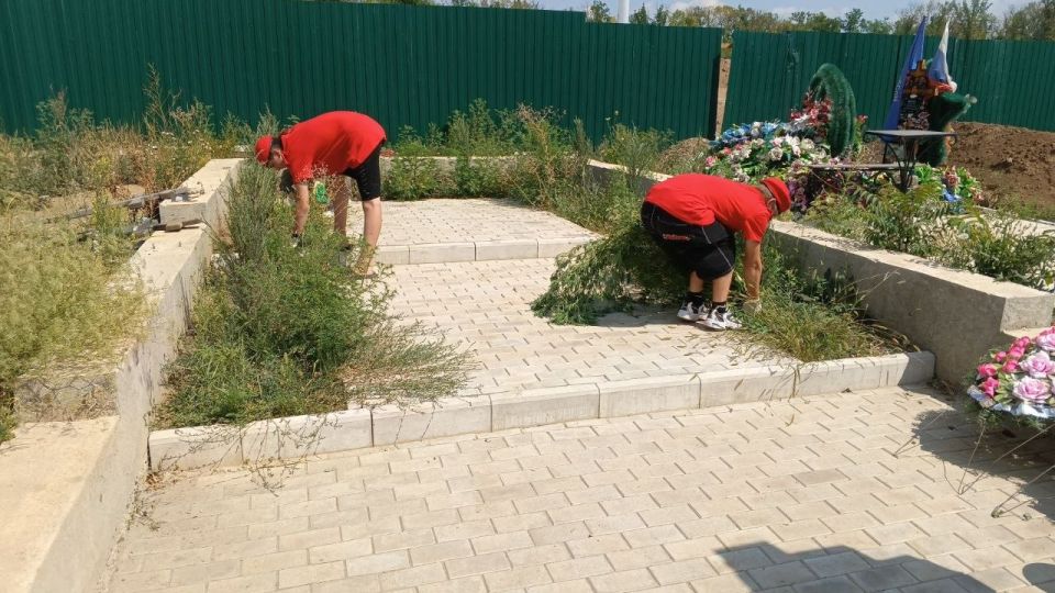 Юнармейцы ВПК «КОРСА» имени Героя РФ, Героя ДНР Ольги Сергеевны Качуры, провели благоустройство и навели порядок на могиле легендарного командира Юнармейцы ВПК «КОРСА» имени Героя РФ, Героя ДНР Ольги Сергеевны Качуры, провели благоустройство и навели порядок на могиле легендарного командира