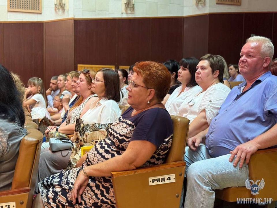 В преддверии Дня железнодорожника специалисты Минтранса ДНР поздравили работников железнодорожной отрасли в Дебальцево и Иловайске В преддверии Дня железнодорожника специалисты Минтранса ДНР поздравили работников железнодорожной отрасли в Дебальцево и Иловайске
