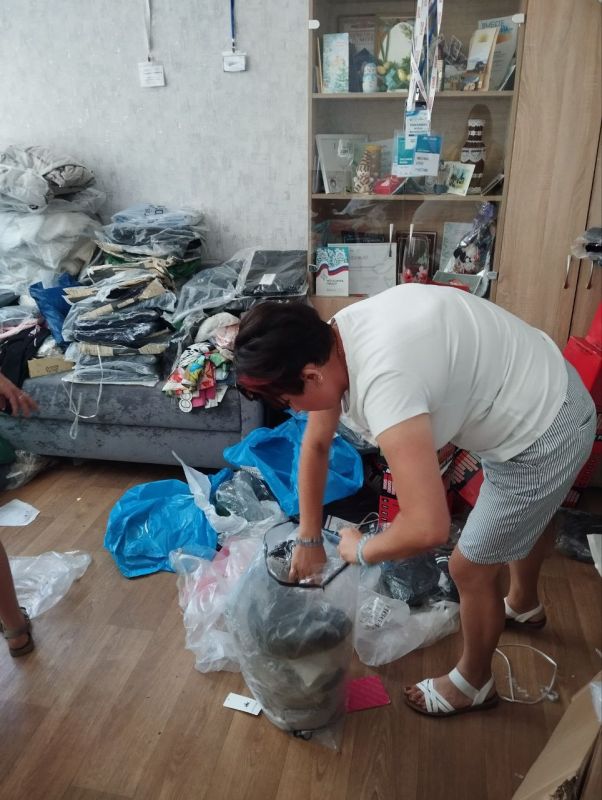 В Мангушском муниципальном округе активно продолжается раздача гуманитарной помощи в виде одежды и музыкальных колонок, предоставленной Союзом женщин ДНР и общественной организацией "Русский мир" В Мангушском муниципальном округе активно продолжается раздача гуманитарной помощи в виде одежды и музыкальных колонок, предоставленной Союзом женщин ДНР и общественной организацией "Русский мир"