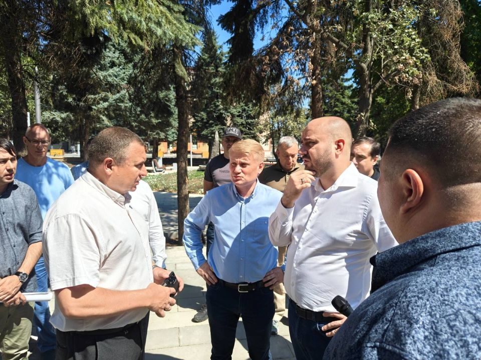 Глава Снежного, секретарь местного отделения партии "Единая Россия" встретился с губернатором Самарской области для обсуждения хода восстановления Глава Снежного, секретарь местного отделения партии "Единая Россия" встретился с губернатором Самарской области для обсуждения хода восстановления