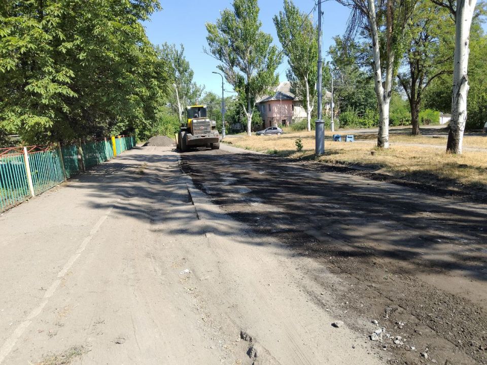 В качестве временной меры, для улучшения условий передвижения автотранспорта в Кировском внутригородском районе проводятся работы по отсыпке асфальтовой срезкой разрушенных участков асфальтового покрытия основных автодорог... В качестве временной меры, для улучшения условий передвижения автотранспорта в Кировском внутригородском районе проводятся работы по отсыпке асфальтовой срезкой разрушенных участков асфальтового покрытия основных автодорог...
