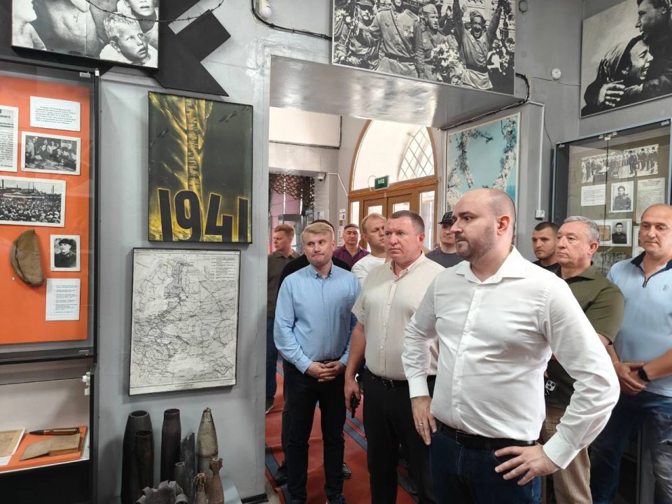 Глава Снежного, секретарь местного отделения партии "Единая Россия" встретился с губернатором Самарской области для обсуждения хода восстановления Глава Снежного, секретарь местного отделения партии "Единая Россия" встретился с губернатором Самарской области для обсуждения хода восстановления