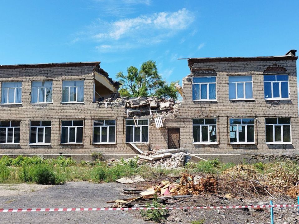 Вчера вечером в Горняцком районе Макеевки произошло обрушение части здания школы №86, где находились актовый зал и мастерские Вчера вечером в Горняцком районе Макеевки произошло обрушение части здания школы №86, где находились актовый зал и мастерские