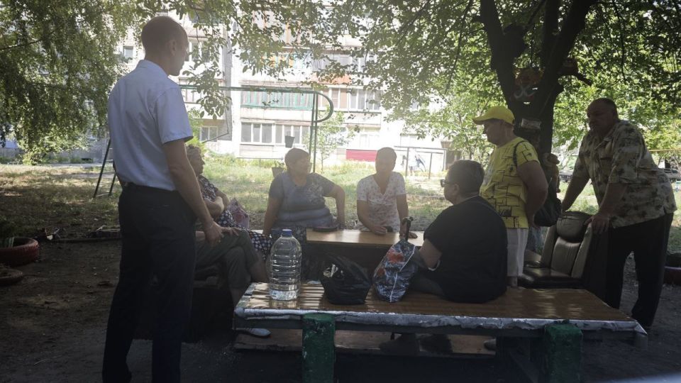 Во исполнение поручения Главы Донецкой Народной Республики Дениса Владимировича Пушилина о ведении постоянного диалога с жителями республики, 01 августа заместитель главы администрации городского округа Дебальцево Евгений... Во исполнение поручения Главы Донецкой Народной Республики Дениса Владимировича Пушилина о ведении постоянного диалога с жителями республики, 01 августа заместитель главы администрации городского округа Дебальцево Евгений...