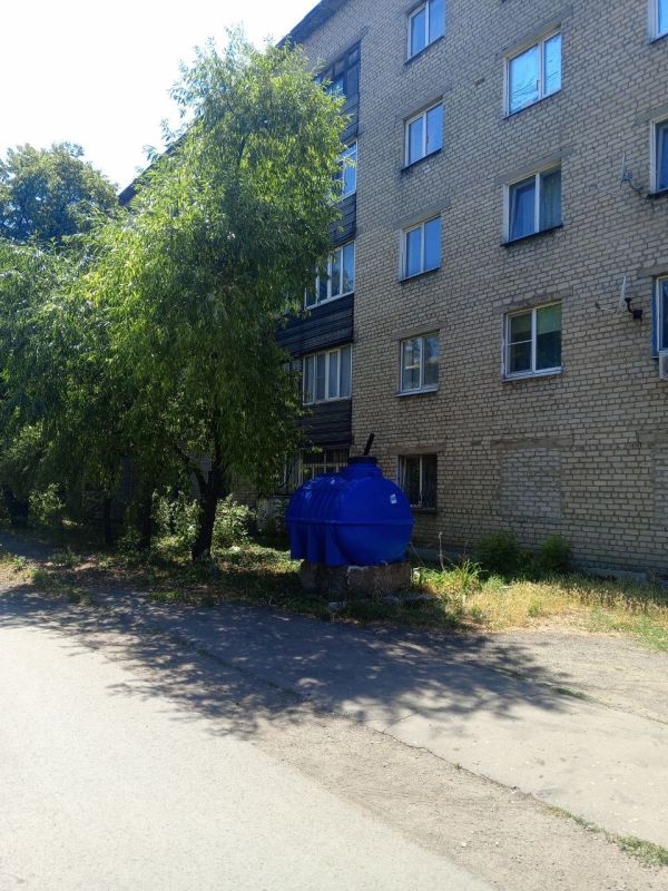 01.08.2025 года по поручению Главы Донецкой народной Республики администрацией городского округа Дебальцево совместно с Центром развития территорий Донецкой Народной Республики были установлены 5 емкостей для воды ( с... 01.08.2025 года по поручению Главы Донецкой народной Республики администрацией городского округа Дебальцево совместно с Центром развития территорий Донецкой Народной Республики были установлены 5 емкостей для воды ( с...