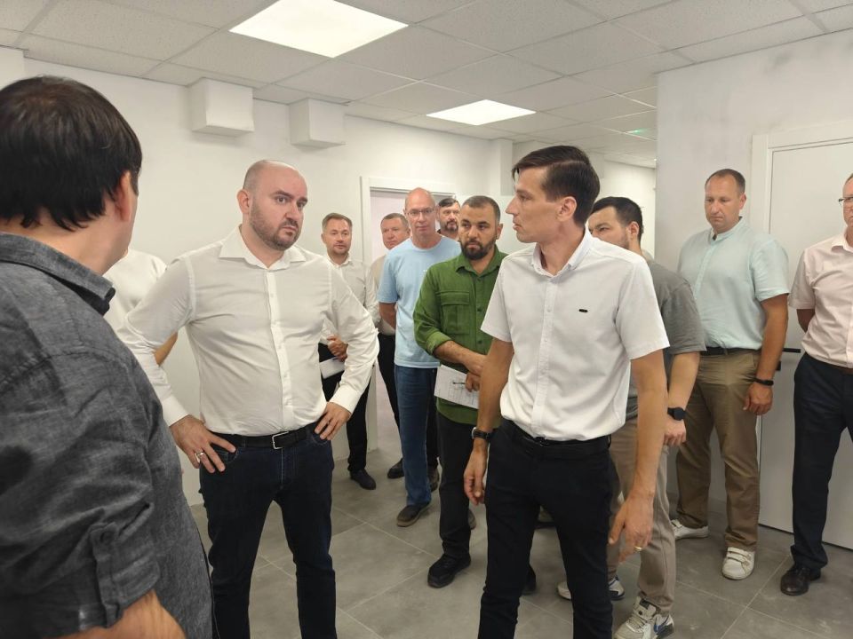 Глава Снежного, секретарь местного отделения партии "Единая Россия" встретился с губернатором Самарской области для обсуждения хода восстановления Глава Снежного, секретарь местного отделения партии "Единая Россия" встретился с губернатором Самарской области для обсуждения хода восстановления