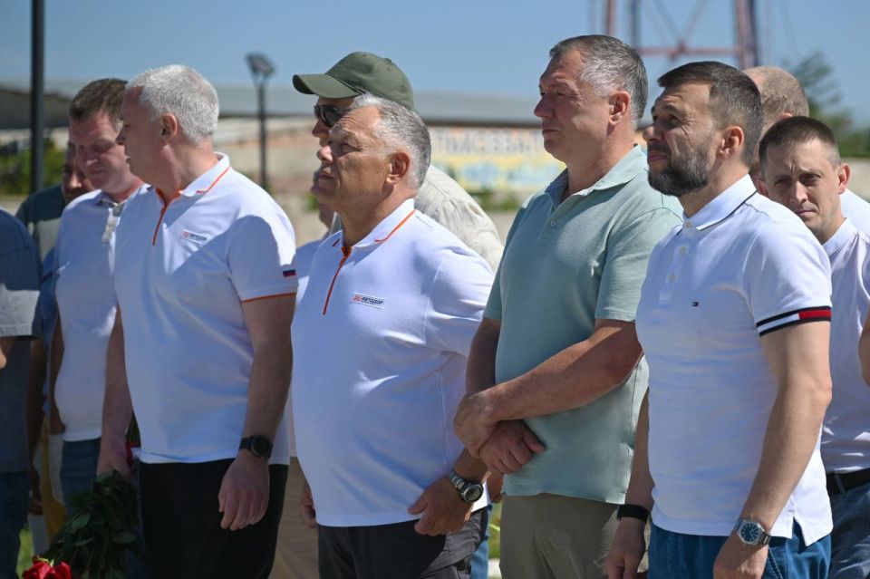 Глава ДНР Денис Пушилин и зампред Правительства РФ Марат Хуснуллин открыли в Волновахе монумент «Памяти героев-дорожников» Глава ДНР Денис Пушилин и зампред Правительства РФ Марат Хуснуллин открыли в Волновахе монумент «Памяти героев-дорожников»