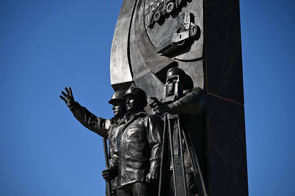 Глава ДНР Денис Пушилин и зампред Правительства РФ Марат Хуснуллин открыли в Волновахе монумент «Памяти героев-дорожников» Глава ДНР Денис Пушилин и зампред Правительства РФ Марат Хуснуллин открыли в Волновахе монумент «Памяти героев-дорожников»