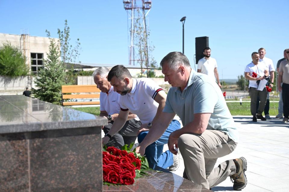 Глава ДНР Денис Пушилин и зампред Правительства РФ Марат Хуснуллин открыли в Волновахе монумент «Памяти героев-дорожников» Глава ДНР Денис Пушилин и зампред Правительства РФ Марат Хуснуллин открыли в Волновахе монумент «Памяти героев-дорожников»