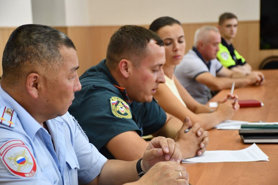 Сергей Желновач: Сегодня заместитель главы администрации городского округа Дебальцево Евгений Глебов провел заседание комиссии по предупреждению и ликвидации чрезвычайных ситуаций и обеспечению пожарной безопасности... Сергей Желновач: Сегодня заместитель главы администрации городского округа Дебальцево Евгений Глебов провел заседание комиссии по предупреждению и ликвидации чрезвычайных ситуаций и обеспечению пожарной безопасности...