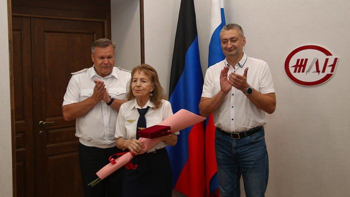 Сегодня, 1 августа, на торжестве, посвященном Дню железнодорожника, работники Донецкого, Луганского, Мелитополь-Херсонского филиалов и центрального аппарата ФГУП «ЖДН» принимали поздравления с праздником и получали награды Сегодня, 1 августа, на торжестве, посвященном Дню железнодорожника, работники Донецкого, Луганского, Мелитополь-Херсонского филиалов и центрального аппарата ФГУП «ЖДН» принимали поздравления с праздником и получали награды