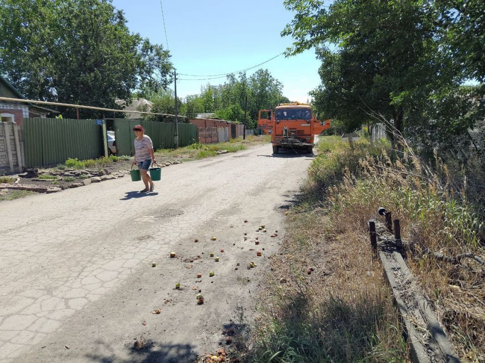Сегодня, 1 августа, в связи с возникшими перебоями в водоснабжении, Управой Кировского внутригородского района был организован подвоз воды для жителей домов, в которые в установленный графиком день не поступила вода Сегодня, 1 августа, в связи с возникшими перебоями в водоснабжении, Управой Кировского внутригородского района был организован подвоз воды для жителей домов, в которые в установленный графиком день не поступила вода