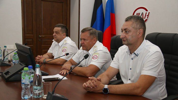 Сегодня, 1 августа, на торжестве, посвященном Дню железнодорожника, работники Донецкого, Луганского, Мелитополь-Херсонского филиалов и центрального аппарата ФГУП «ЖДН» принимали поздравления с праздником и получали награды Сегодня, 1 августа, на торжестве, посвященном Дню железнодорожника, работники Донецкого, Луганского, Мелитополь-Херсонского филиалов и центрального аппарата ФГУП «ЖДН» принимали поздравления с праздником и получали награды
