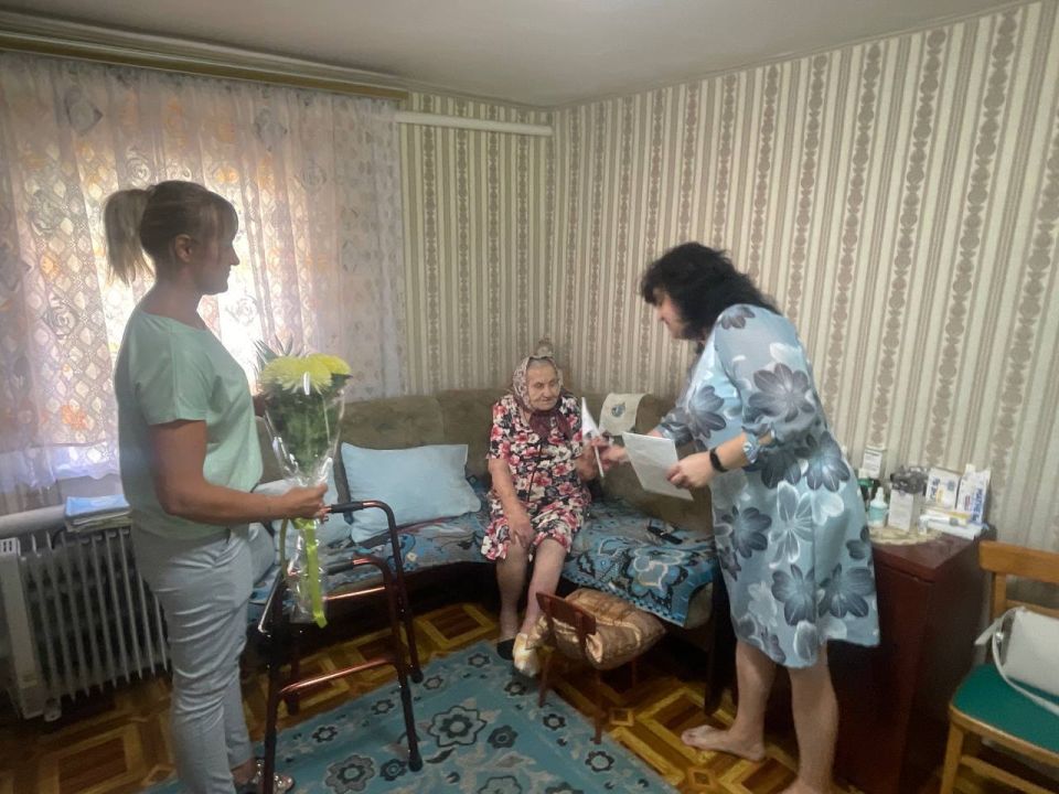 Долгожительница Мангушского округа принимает поздравления Долгожительница Мангушского округа принимает поздравления