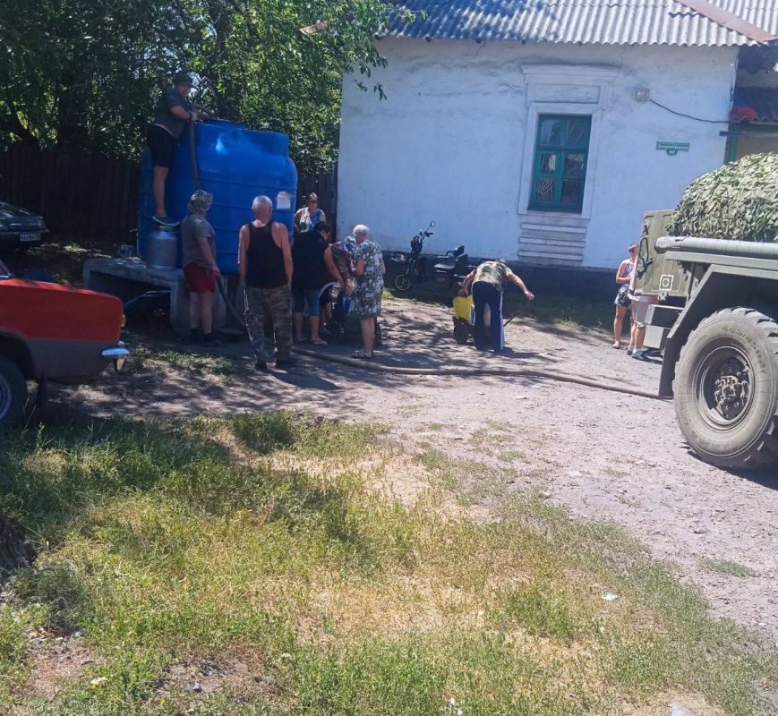 По обращению граждан были установлены емкости для воды на пгт.Залесное По обращению граждан были установлены емкости для воды на пгт.Залесное