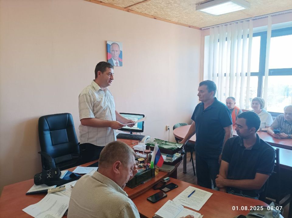 Накануне Дня железнодорожника руководство ФГУП «Железные дороги Новороссии» и пассажирской службы Донецкого филиала ФГУП «ЖДН» совместно с администрацией и профсоюзной организацией вагонного депо Мариуполь поздравили... Накануне Дня железнодорожника руководство ФГУП «Железные дороги Новороссии» и пассажирской службы Донецкого филиала ФГУП «ЖДН» совместно с администрацией и профсоюзной организацией вагонного депо Мариуполь поздравили...