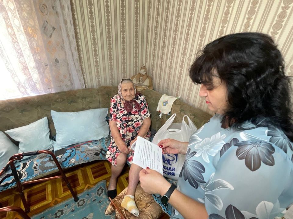 Долгожительница Мангушского округа принимает поздравления Долгожительница Мангушского округа принимает поздравления