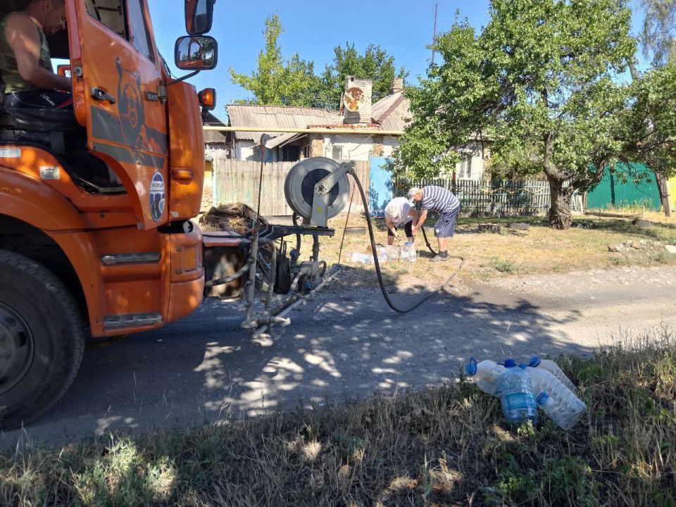 Сегодня, 1 августа, в связи с возникшими перебоями в водоснабжении, Управой Кировского внутригородского района был организован подвоз воды для жителей домов, в которые в установленный графиком день не поступила вода Сегодня, 1 августа, в связи с возникшими перебоями в водоснабжении, Управой Кировского внутригородского района был организован подвоз воды для жителей домов, в которые в установленный графиком день не поступила вода