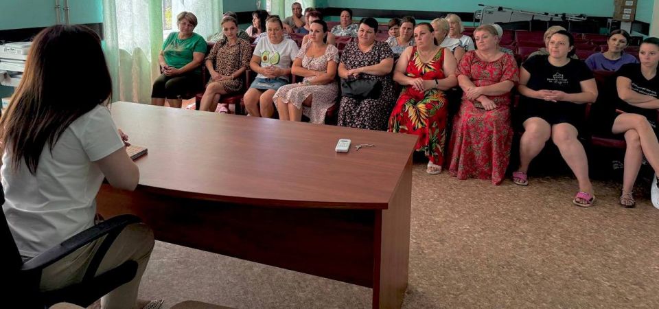Сегодня провела встречу с жителями Пролетарского района депутат городского совета ДНР Илона Немсадзе Сегодня провела встречу с жителями Пролетарского района депутат городского совета ДНР Илона Немсадзе