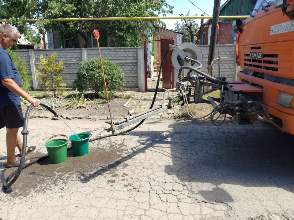 Сегодня, 1 августа, в связи с возникшими перебоями в водоснабжении, Управой Кировского внутригородского района был организован подвоз воды для жителей домов, в которые в установленный графиком день не поступила вода Сегодня, 1 августа, в связи с возникшими перебоями в водоснабжении, Управой Кировского внутригородского района был организован подвоз воды для жителей домов, в которые в установленный графиком день не поступила вода