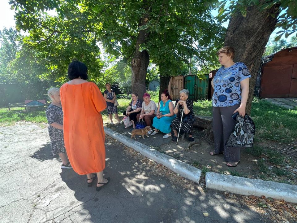 Во исполнение поручения Главы Донецкой Народной Республики Дениса Владимировича Пушилина о ведении постоянного диалога с жителями республики, 1 августа заместитель главы администрации городского округа Дебальцево Оксана... Во исполнение поручения Главы Донецкой Народной Республики Дениса Владимировича Пушилина о ведении постоянного диалога с жителями республики, 1 августа заместитель главы администрации городского округа Дебальцево Оксана...
