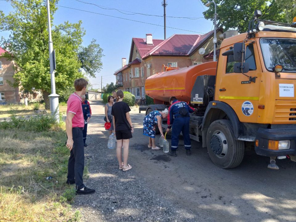 Вчера, 31 июля, в связи с возникшими перебоями в водоснабжении, Управой Кировского внутригородского района был организован дополнительный подвоз воды для жителей домов, в которые в установленный графиком день не поступила... Вчера, 31 июля, в связи с возникшими перебоями в водоснабжении, Управой Кировского внутригородского района был организован дополнительный подвоз воды для жителей домов, в которые в установленный графиком день не поступила...