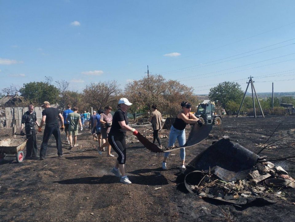 Александр Шатов: Добровольцы Шахтерского муниципального округа помогают погорельцам Ждановки Александр Шатов: Добровольцы Шахтерского муниципального округа помогают погорельцам Ждановки